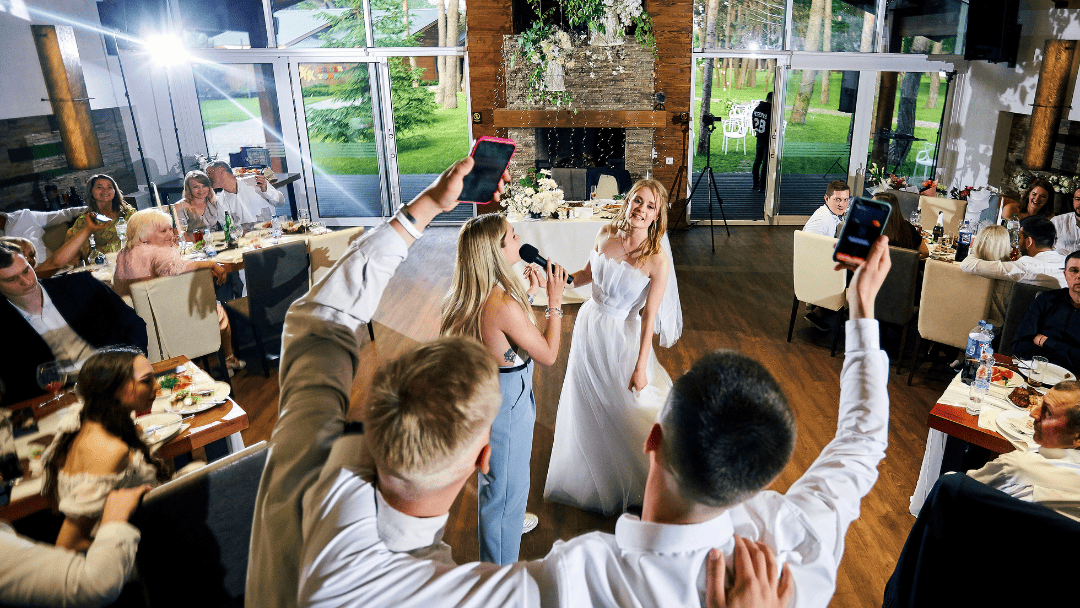 How to Keep Guests Cool and On-Time with a Summer Wedding Shuttle Service